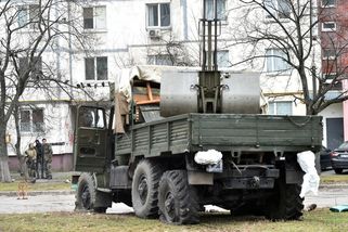 „Nejtěžší den války.“ Ukrajina žádá o pomoc civilisty | Svět